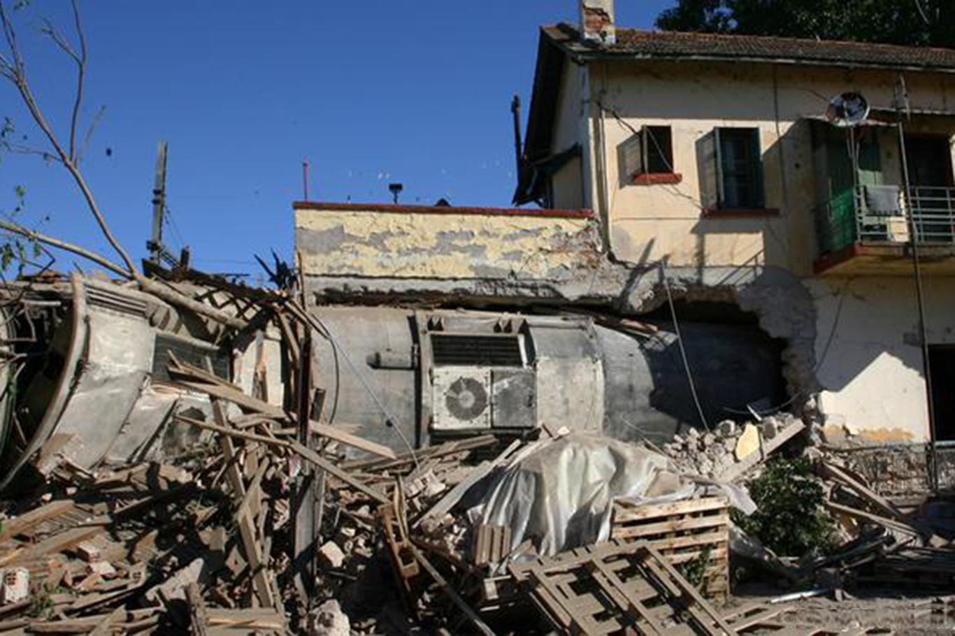 Yunanistan’da tren binaya girdi Yunanistan’da tren binaya girdi